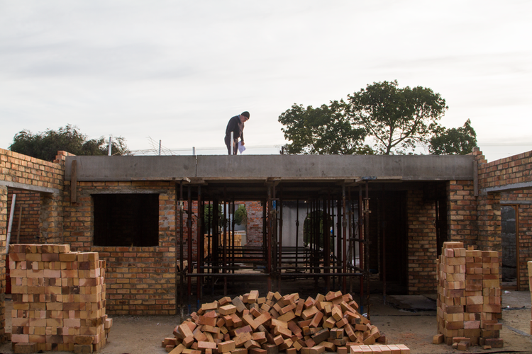 The precast concrete beam system instegrated with decking