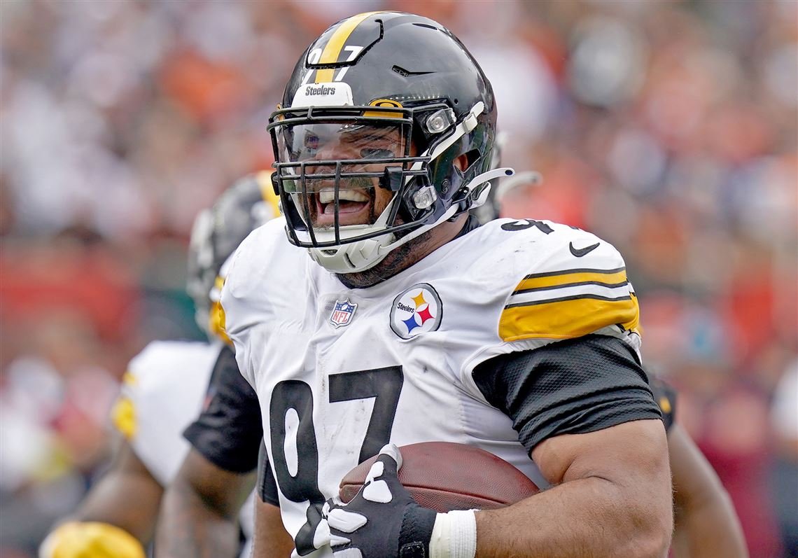 Pittsburgh Steelers DE Cam Heyward reacting after enjoying Tim Kutch's live magic.