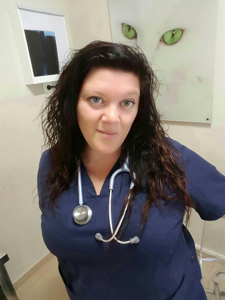 Hoy nuestras felicitaciones van para Debora Cabaleiro Silva . Debora hizo el curso de Auxiliar de Veterinaria con nosotros hace 12 años y lleva ya la friolera de 9 años trabajando en la Clínica Veterinaria Arka De Noe en Candelaria . Cuando le preguntamos a sus compañeros por el trabajo de Debora en la clínica, una veterinaria nos dice que todo lo que hace es impresionante, cualquier cosa buena que podamos decir de ella es poco. Otro nos comenta que lo que destacaría de Debora es su innato sentido para ser organizada y su excelente trato con el cliente. Y de eso doy yo fe, las veces que hemos tenido que llamar a la clínica siempre responde al teléfono con mucha amabilidad y cariño haciéndonos sentir como en casa. Nos alegramos enormemente que esté tan bien valorada por sus compañeros y por los clientes, mérito que sin duda se lo ha ganado ella sola a pulso. Viendo esos impresionantes ojos azules ¿Tú no te enamorarías también de Debora? Amante de los animales y una profesional impecable brindamos por su estupenda dedicación hacia su profesión. Un fuerte abrazo y a por otros 9 años más (como mínimo) cargados de éxitos.