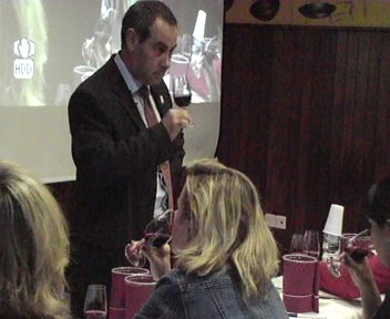 D. Enrique Bravo. Enólogo. Catador Oficial del Gobierno de Canarias. Experto en cata de vinos, chocolates y mieles. Fue presidente del Consejo Regulador de la Denominación de Origen del Valle de la Orotava.