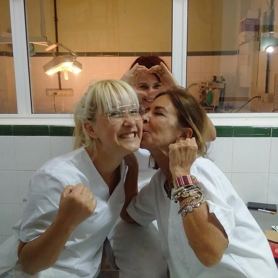 Hoy queremos felicitar a Fany Hernandez Diaz , que hizo el Curso de Auxiliar de Veterinaria en nuestra última edición y fue contratada inmediatamente en Hospivet Santa Cruz, antes incluso de que finalizara su período de prácticas. Fany se ha adaptado perfectamente al equipo de trabajo, "convirtiéndose en un pilar fundamental, indispensable e insustituible en el equipo de Hospivet", ganándose el cariño de compañeros y clientes, según nos cuenta literalmente Ana Muñoz, gerente de Hospivet. Queremos dar también las gracias a Ana Muñoz por haberle brindado esta fantástica oportunidad.