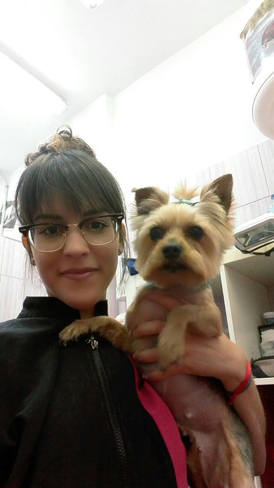 Hoy hemos ido a visitar a Pilar Cabrera a la Clínica Veterinaria en la que trabaja. Pili hizo el Curso de Auxiliar de Veterinaria y el de Peluquería Canina con nosotros hace ya 7 años y lleva trabajando prácticamente desde entonces. Se ha ganado el cariño de sus compañeros y clientes con su paciencia y buen trato hacia los animales. Nos ha dejado sacarle unas fotos en medio de su trabajo y nos ha enseñado otras de su gran familia, tres perros y dos gatos, casi todos adoptados que también queremos aprovechar para publicar. https://www.facebook.com/Centauro-Congresos-99775658537/home Enhorabuena Pili. ¡¡¡Sigue así!!! Gente 10!!!