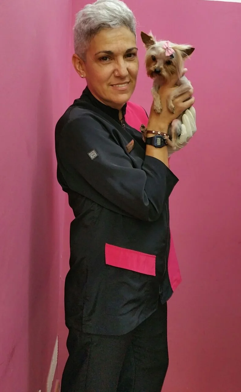 ¡¡¡Y por fin la encontramos!!! La tercera peluquera es Andrea, que cuenta ya con más de 8 años de experiencia, consiguió trabajo nada más terminar el curso de Peluquería Canina. Andrea es capaz de terminar un perro en menos de 45 minutos y dejarlo perfecto. Los años de experiencia le han permitido depurar la técnica hasta ser mucho más eficiente y productiva en su trabajo a la vez que el perrito puede irse antes a casa. Andrea "manostijeras" como la llaman sus compañeros ha c onseguido fidelizar a sus clientes y convertir su afición por los animales en su profesión. Te deseamos muchas felicidades y que sigas cosechando muchos éxitos. Gente 10!!!