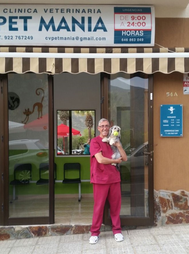 Cada vez más orgullosos de la formación de nuestros alumnos de Auxiliar de Veterinaria y cada vez más orgullosos de su trabajo en las clínicas. Hoy nos trasladamos al sur de Tenerife, concretamente a la Clínica Veterinaria Pet Mania para felicitar a Ignacio Val Armentia, que se ha convertido, en palabras textuales de Tony el veterinario, en la mano de derecha de la clínica. "Nacho" ha sido recientemente contratado y no es de extrañar, ya que era uno de los alumnos destacados de nuestra última edición de los cursos de Auxiliar de Veterinaria y Auxiliar de Quirófano Veterinario. Desde Centauro Congresos agradecemos a Antonio Lima la oportunidad que le ha brindado y estamos seguros de que Ignacio seguirá creciendo y formándose al lado de un gran veterinario.