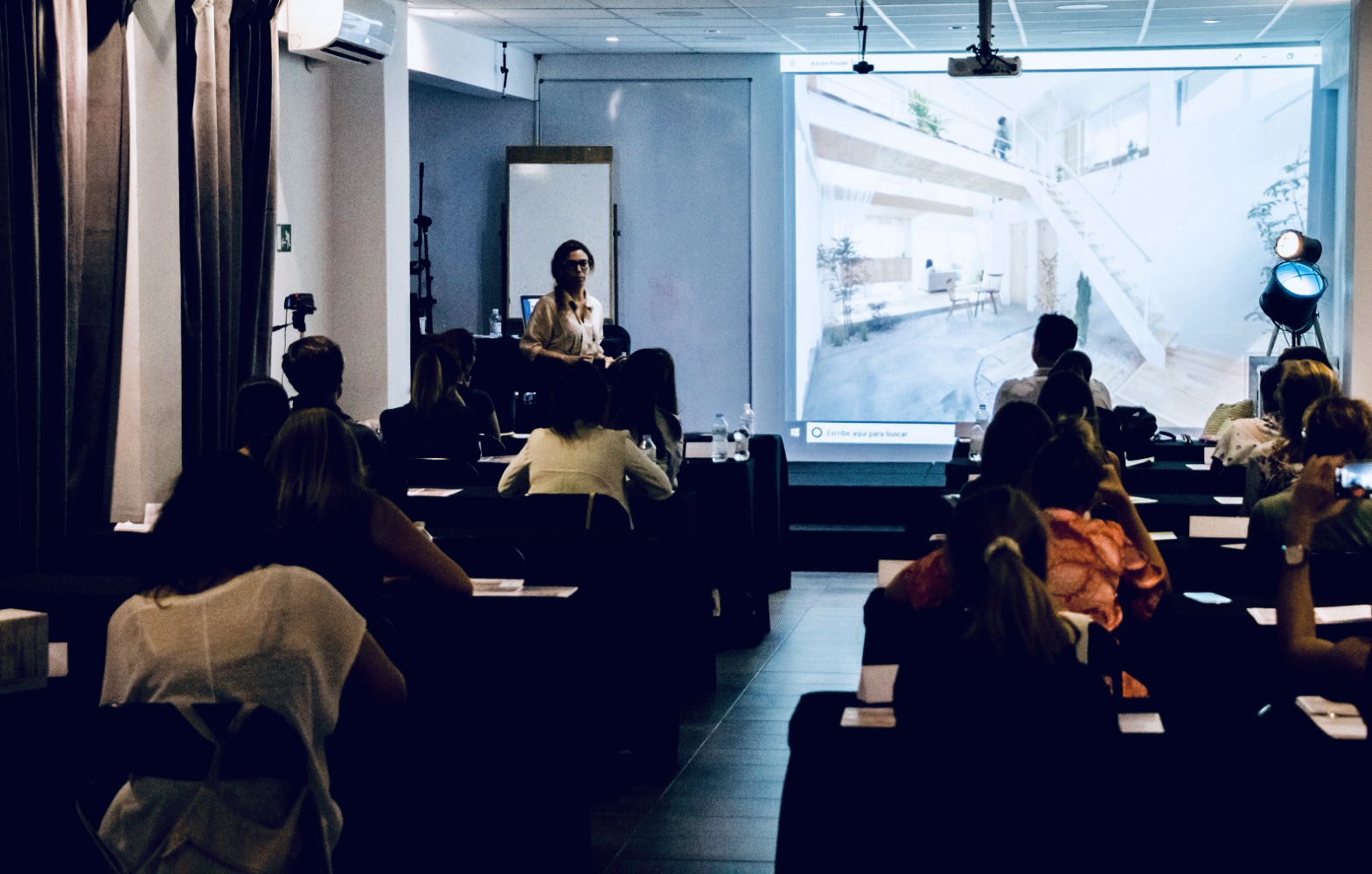 Nayra impartiendo el Curso de Home Staging en nuestra sede