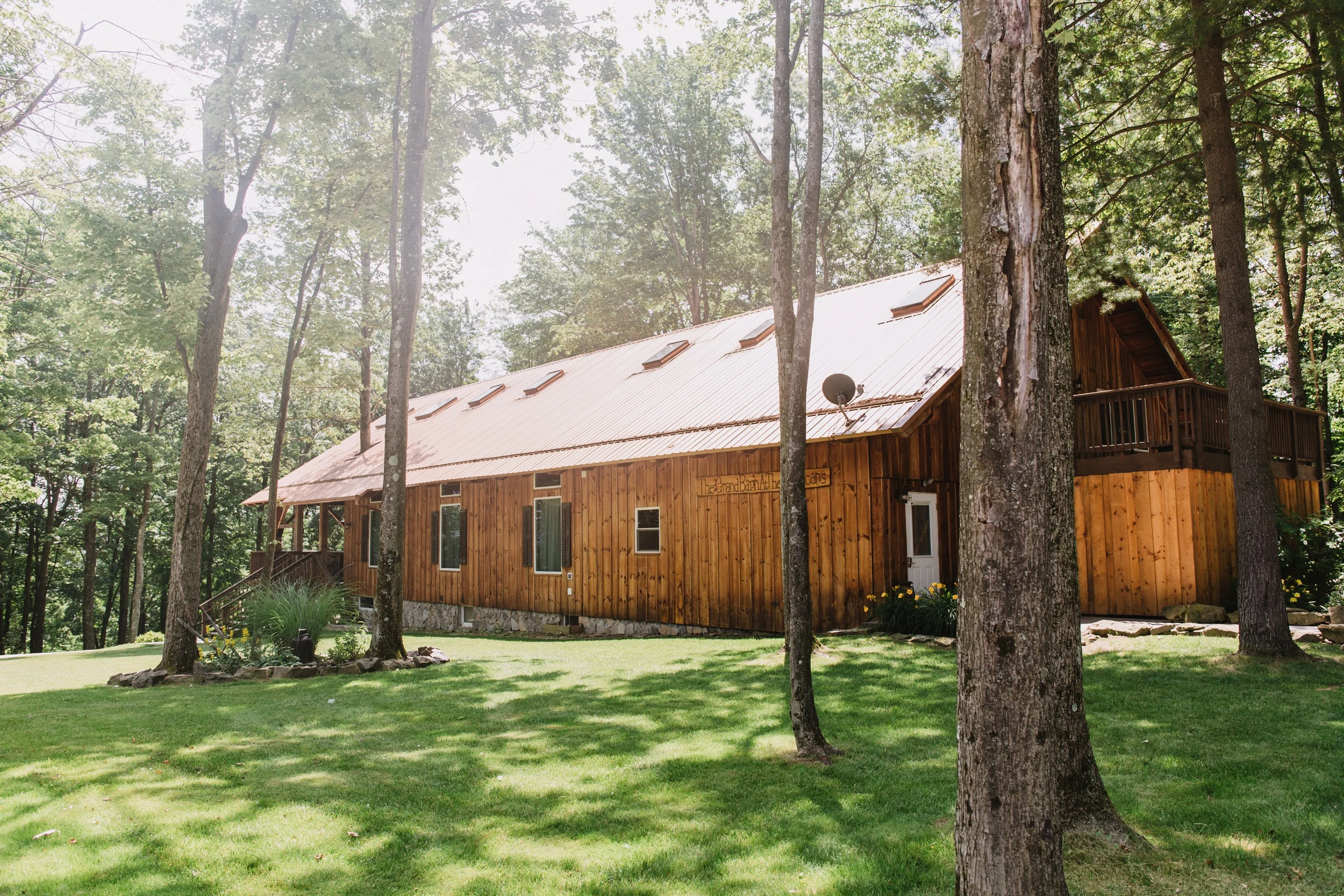 Grand Barn At The Mohicans A Romantic Woodsy Wedding Holly Ann