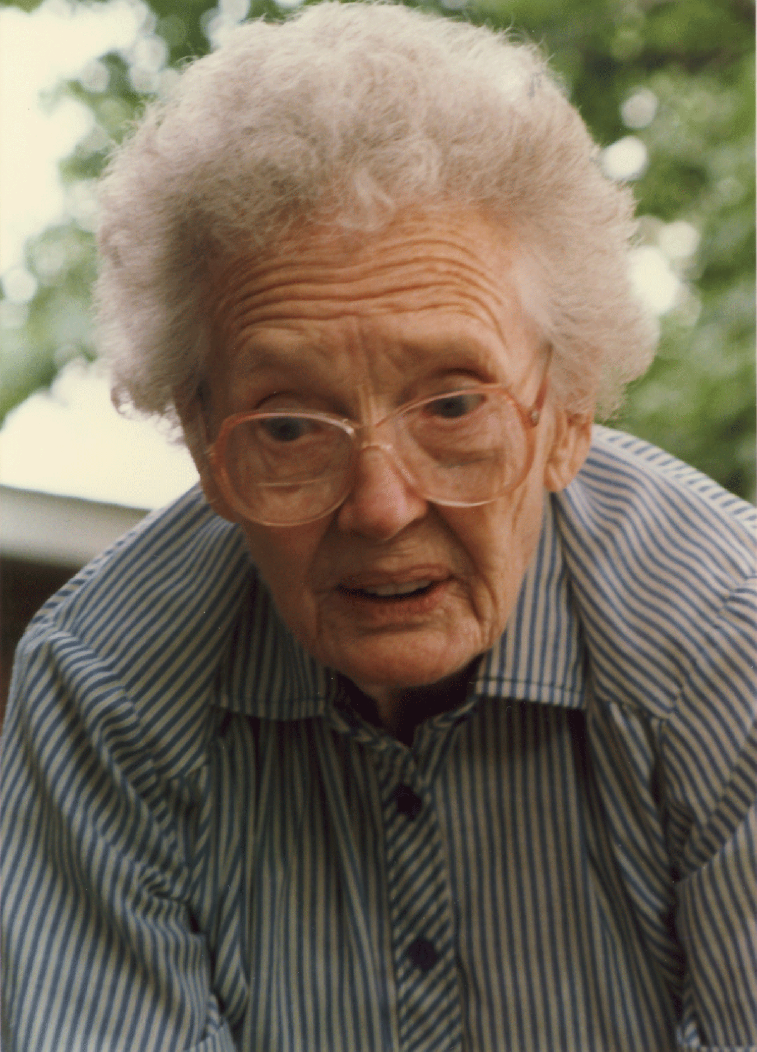 00Mom in her garden june 1988.gif