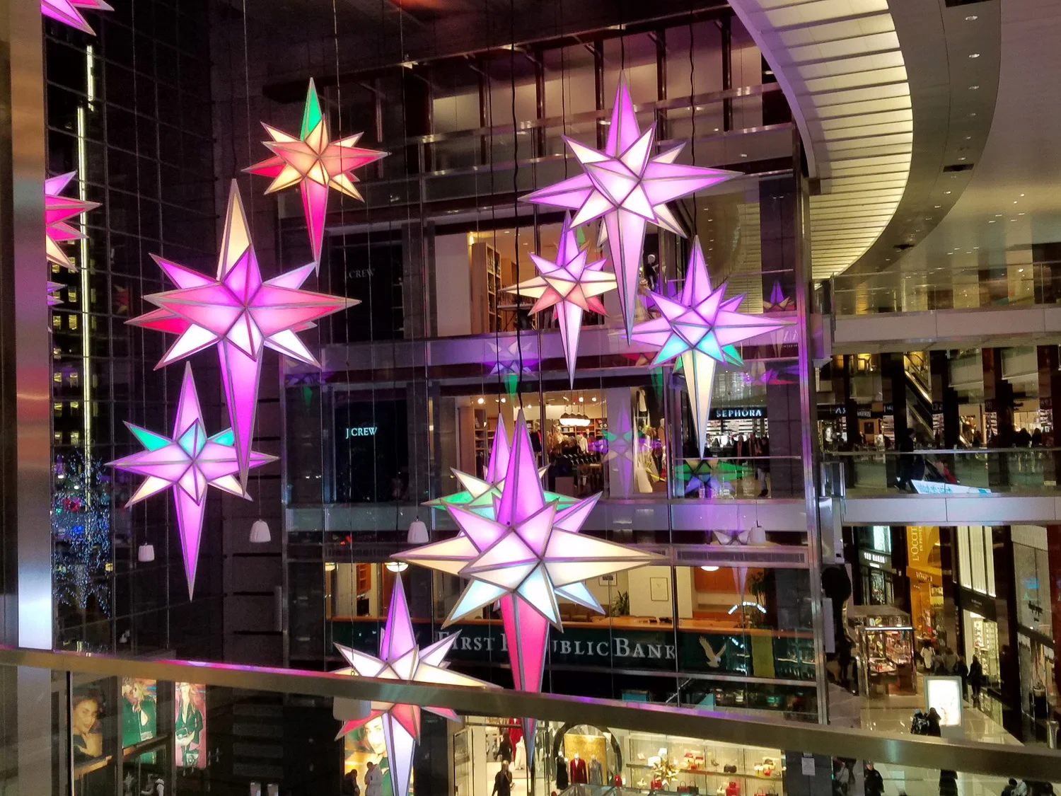 The stars of changing colors in the Time Warner Center, from Christmas in New York, Video No. 2