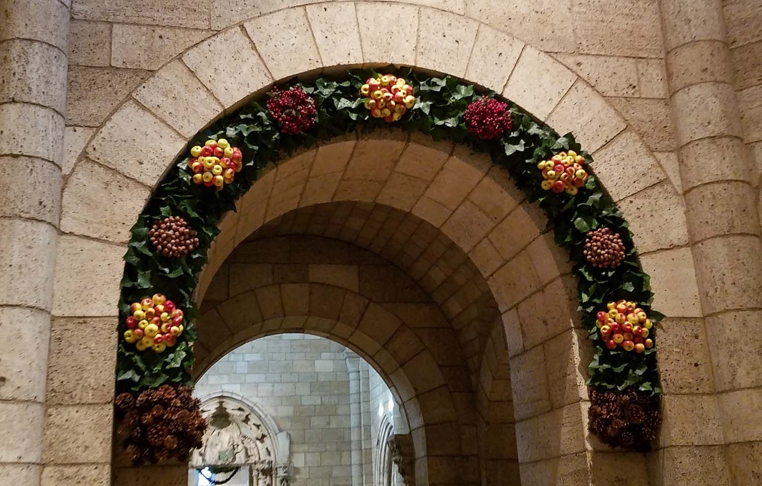 Cloisters 1500 arch.jpg