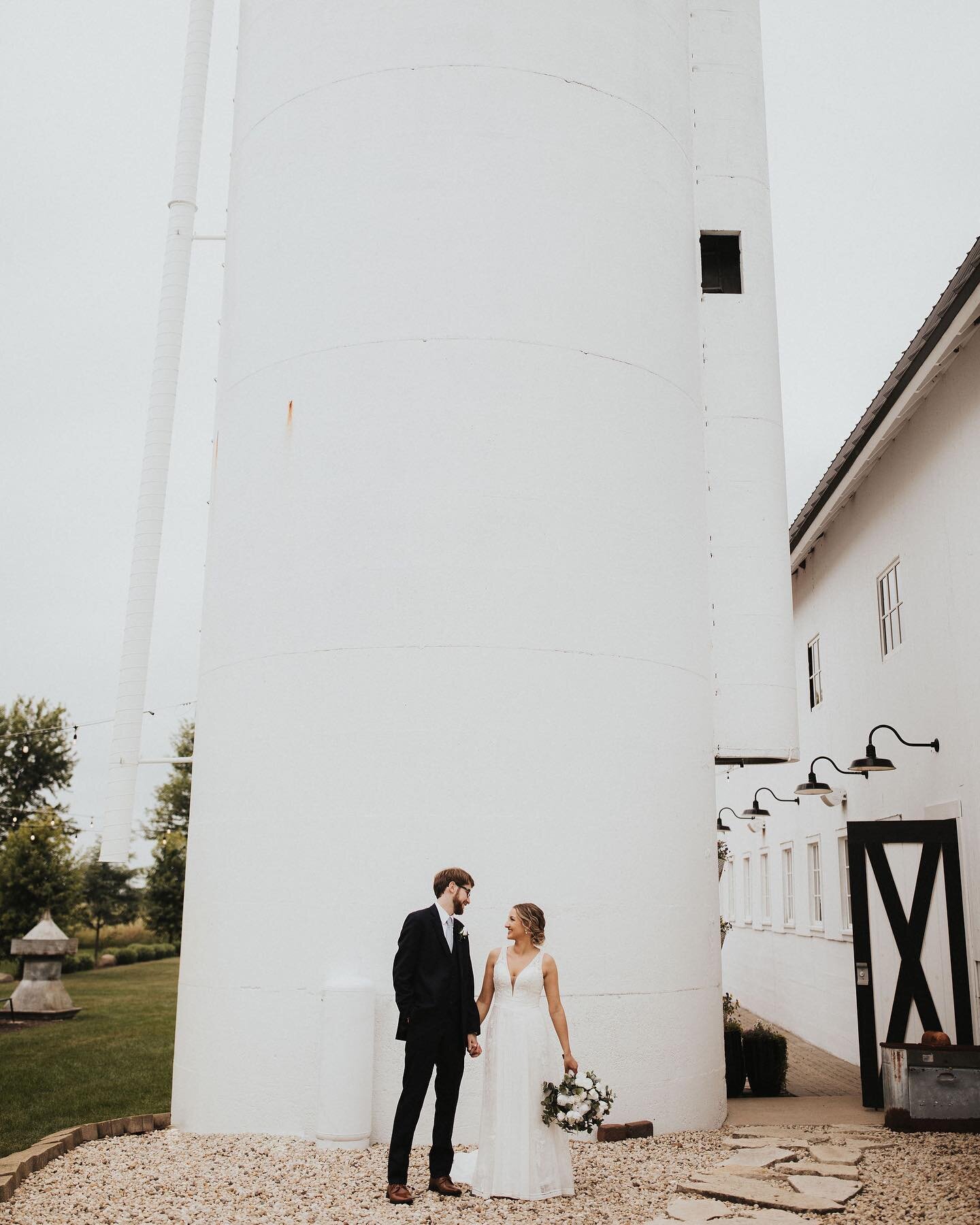 *silo love* 👇&thinsp;
&thinsp;
&thinsp;
With so many photos spots on the farm, this one doesn&rsquo;t get as much social media time, but it sure should!&thinsp;
&thinsp;
#bluestemfarmandevents #silo #chicagowedding #lakegenevawedding #illinoisbarnwe