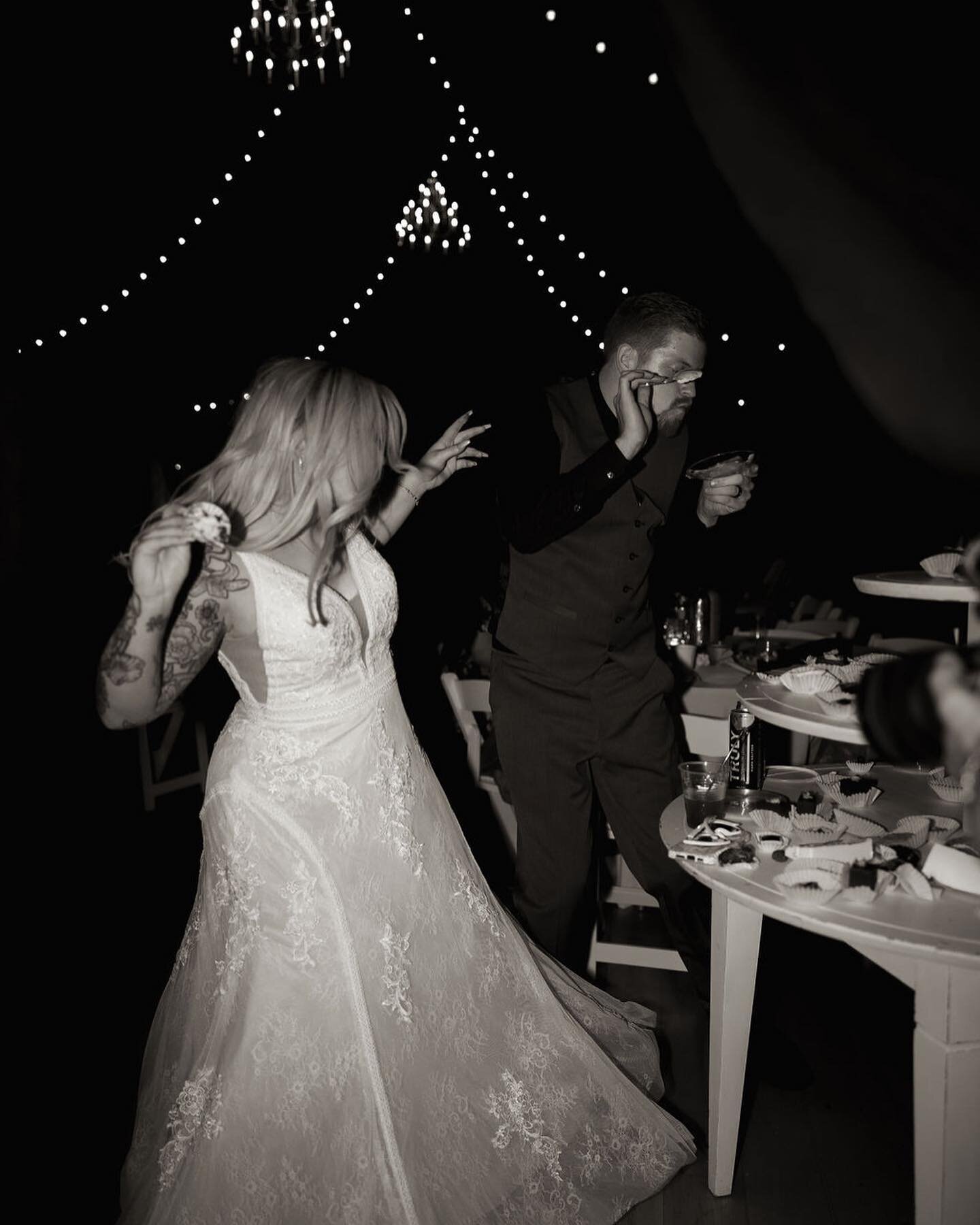 *When the dessert hits just right* 🍰&thinsp;
&thinsp;
Cheers to the weekend!&thinsp;
&thinsp;
#bluestemfarmandevents #barnwedding #realbarnwedding #illinoisbarnwedding #chicagowedding #lakegenevawedding #summerwedding #historicvenue #2025weddings #s