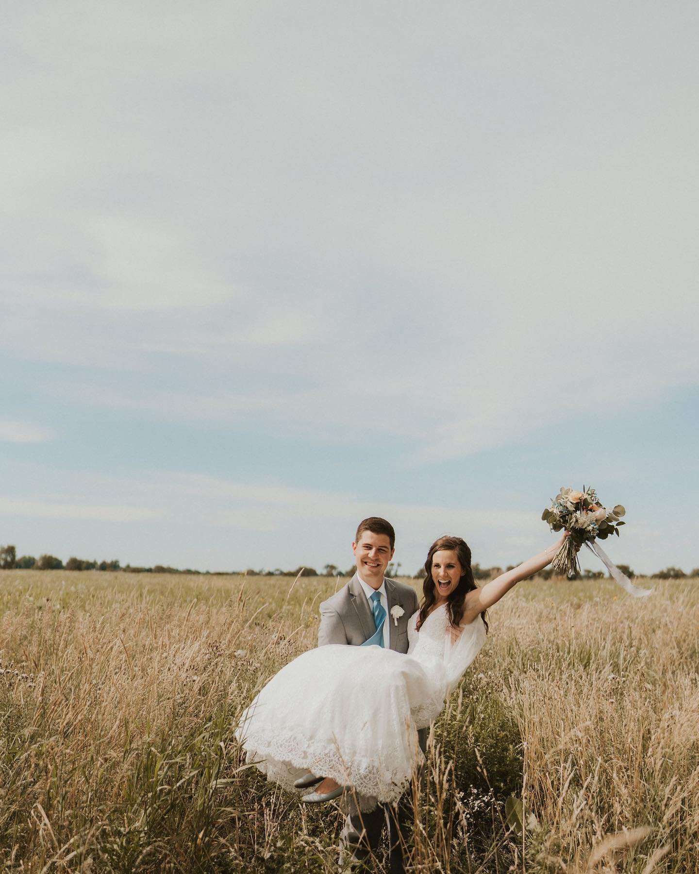 Cheers to the weekend! #bluestemfarmandevents #realbarnwedding #outdoorwedding #barnvenue #illinoisbarnwedding #chicagowedding #lakegenevawedding #mchenrycountyil #prairie #summerwedding