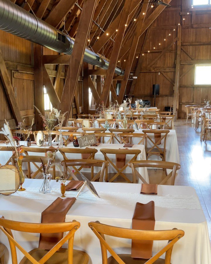 Reliving this Fall 2021 wedding! Love looking back on past seasons although I can&rsquo;t believe how the time has flown between the years 🫣 #bluestemfarmandevents #barnwedding #realbarnwedding #chicagowedding #lakegenevawedding #mchenrycounty #fall