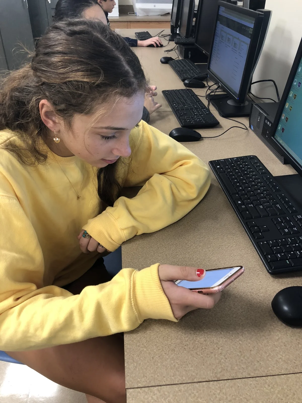 Should Smartphones Be Allowed in School?