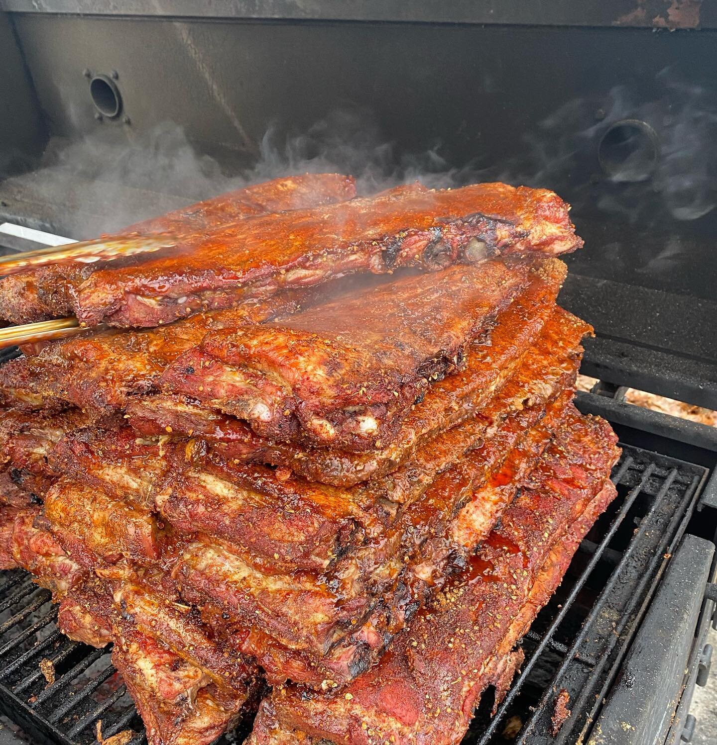 Smoking Hot Ribs! Stacks on stacks! We always barbecue with natural lump charcoal for the best smokey flavor! 
🔥 
#ribs #grill #grilling  #grillingandchilling  #mft #mftcatering #myfamilytradition #charcoal #charcoalgrilling