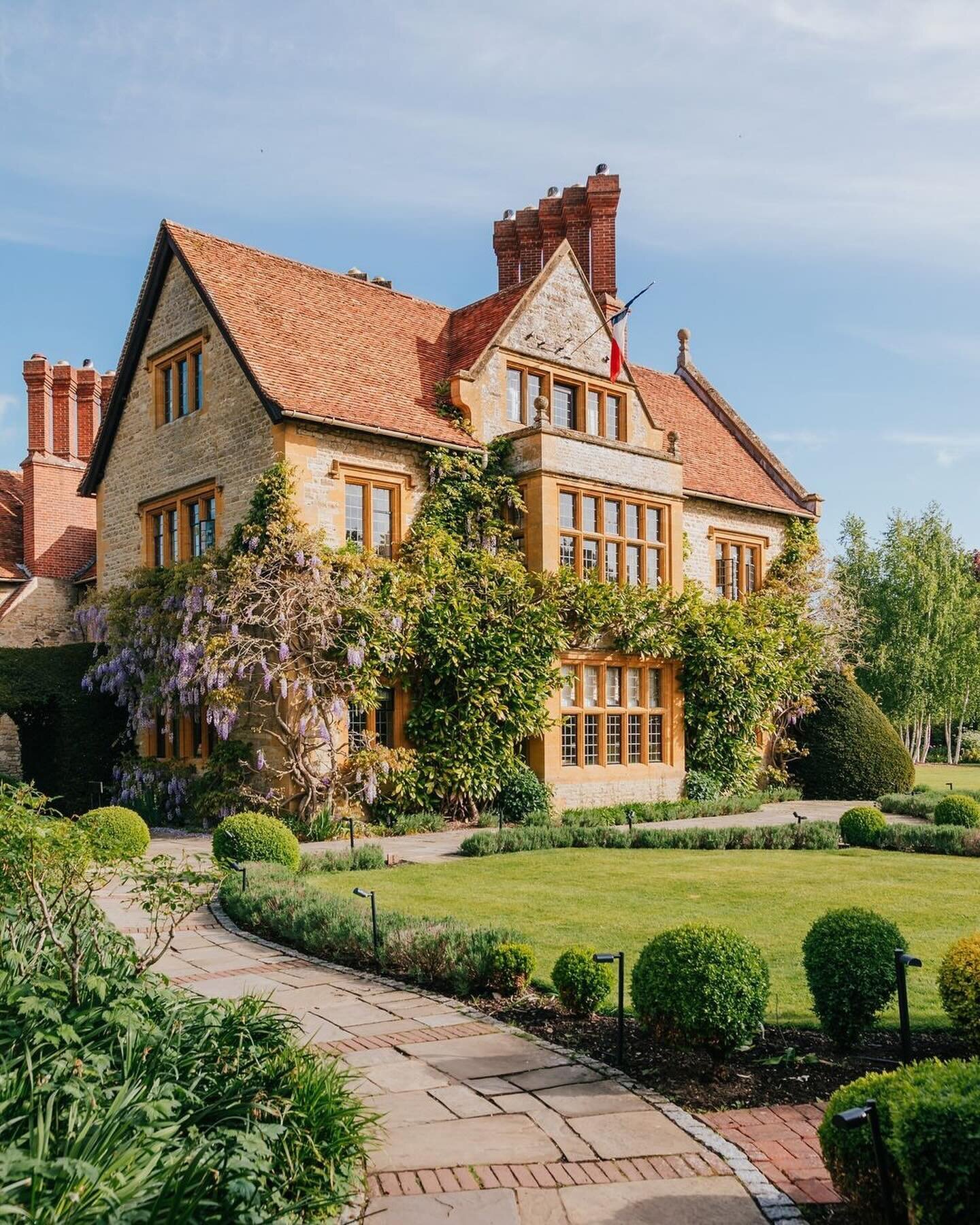 Dive into garden gastronomy at @belmondlemanoir, where you can discover the perfect fusion of gardens and gastronomy in the heart of the Oxfordshire countryside surrounded by stunning scenery.

Le Manoir&rsquo;s menus are inspired by the produce grow