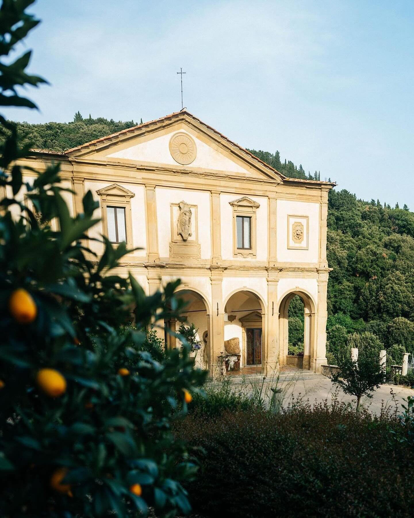 Sitting high above the hills of Fiesole is @laloggia.villasanmichele, the fine dining restaurant located at @belmondvillasanmichele led by @alessandro.cozzolino. 

Here you can explore how every dish he makes for the menu has a personal connection to