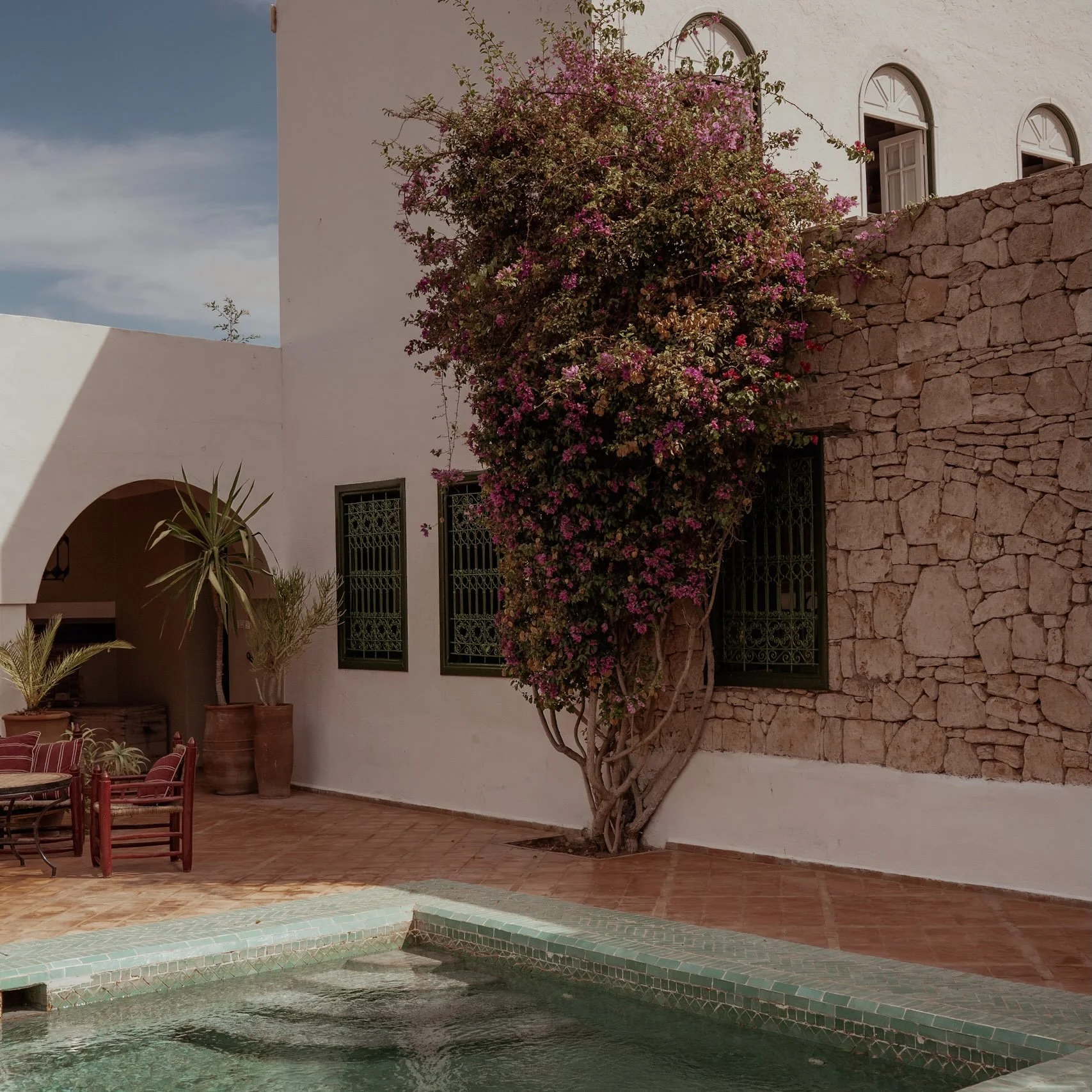There are places where summer is less a season than a way of life. 

In Essaouira Morocco, the day unfolds slowly: mornings begin in the gardens, afternoons stretch beneath woven shade and by the pool, and meals become occasions to gather around the 