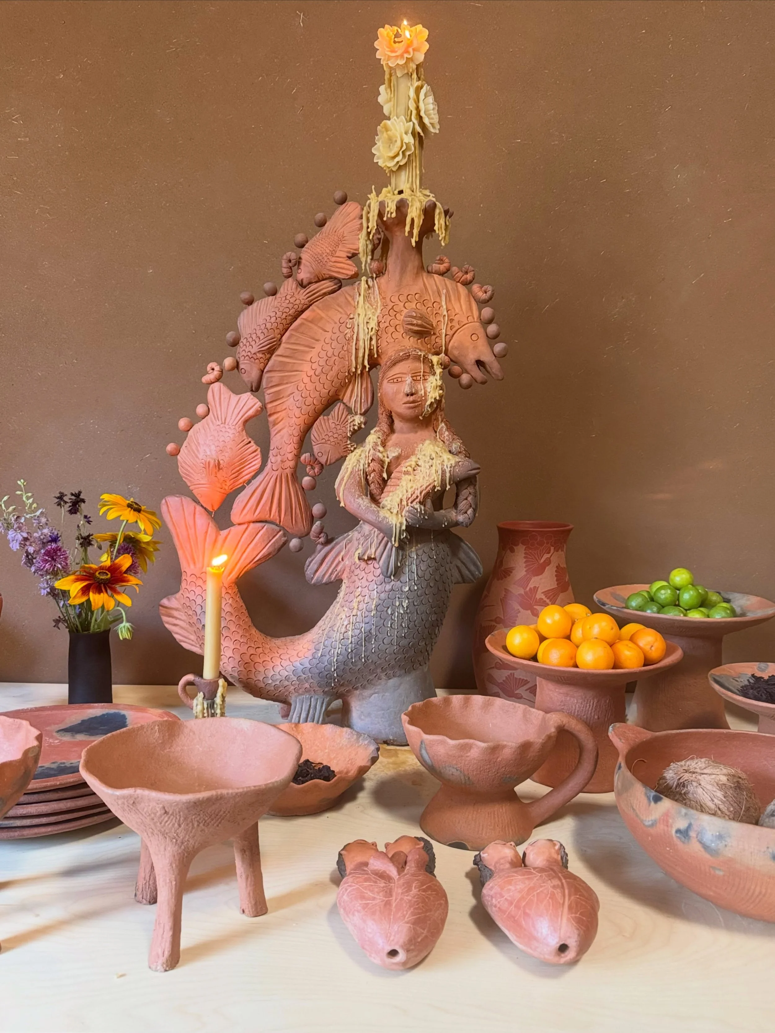 My new favorite shop in Santa Fe! Living Threads Studio @livingthreads_story has an amazing collection of pottery from Oaxaca, a beautiful selection of handmade textiles from around the world sourced by Teresa Robinson, and evocative photos of Mexica