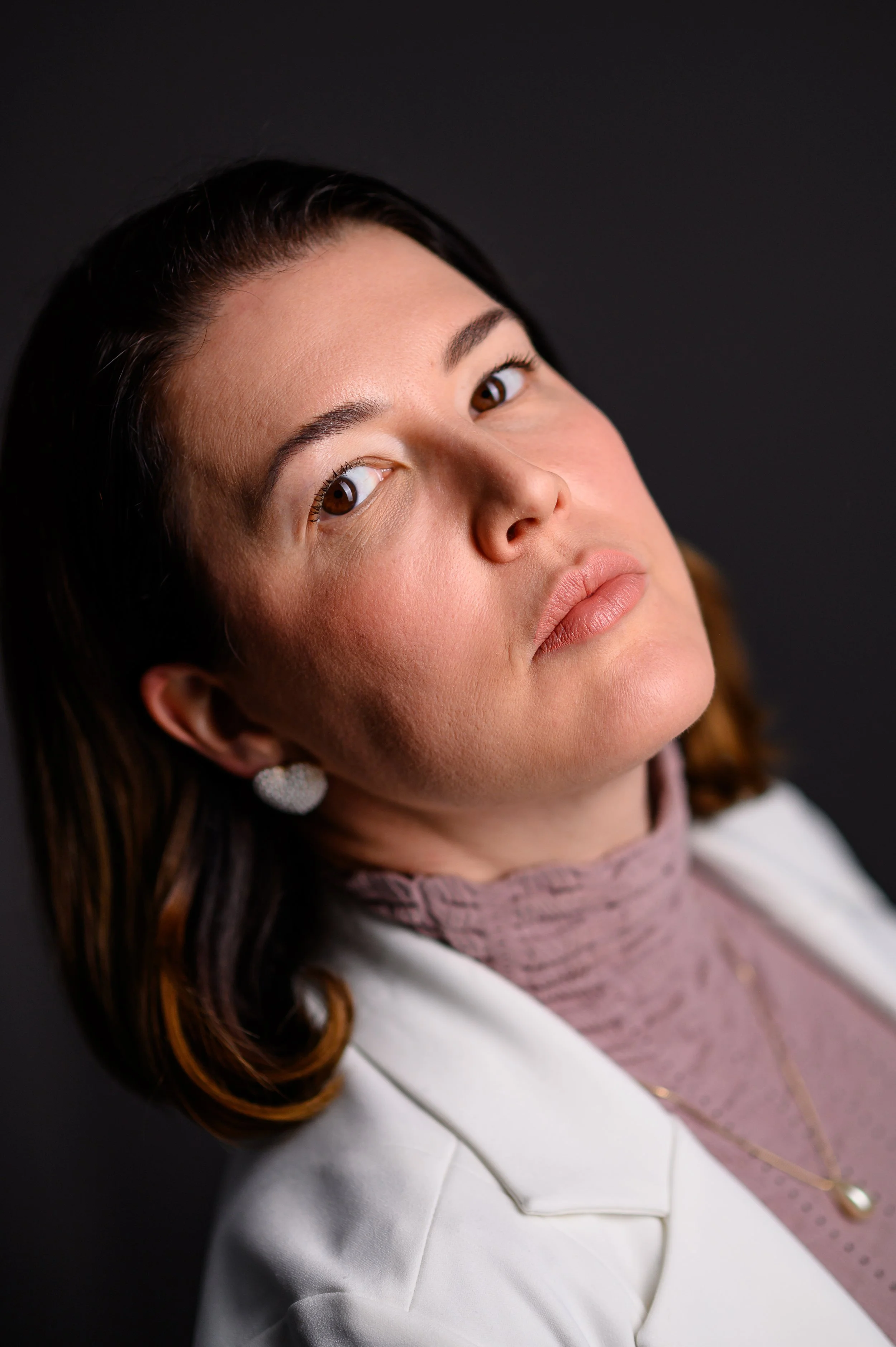 Dra Camile Maes especialista em harmonização facial natural em Curitiba durante avaliação facial personalizada