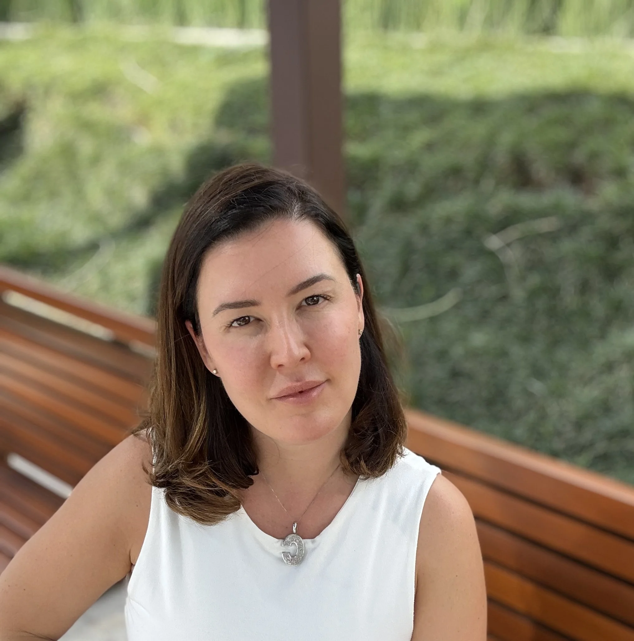 Dra. Camile, especialista em harmonização facial em Curitiba, com expressão serena e olhar direto- referência em planejamento facial.