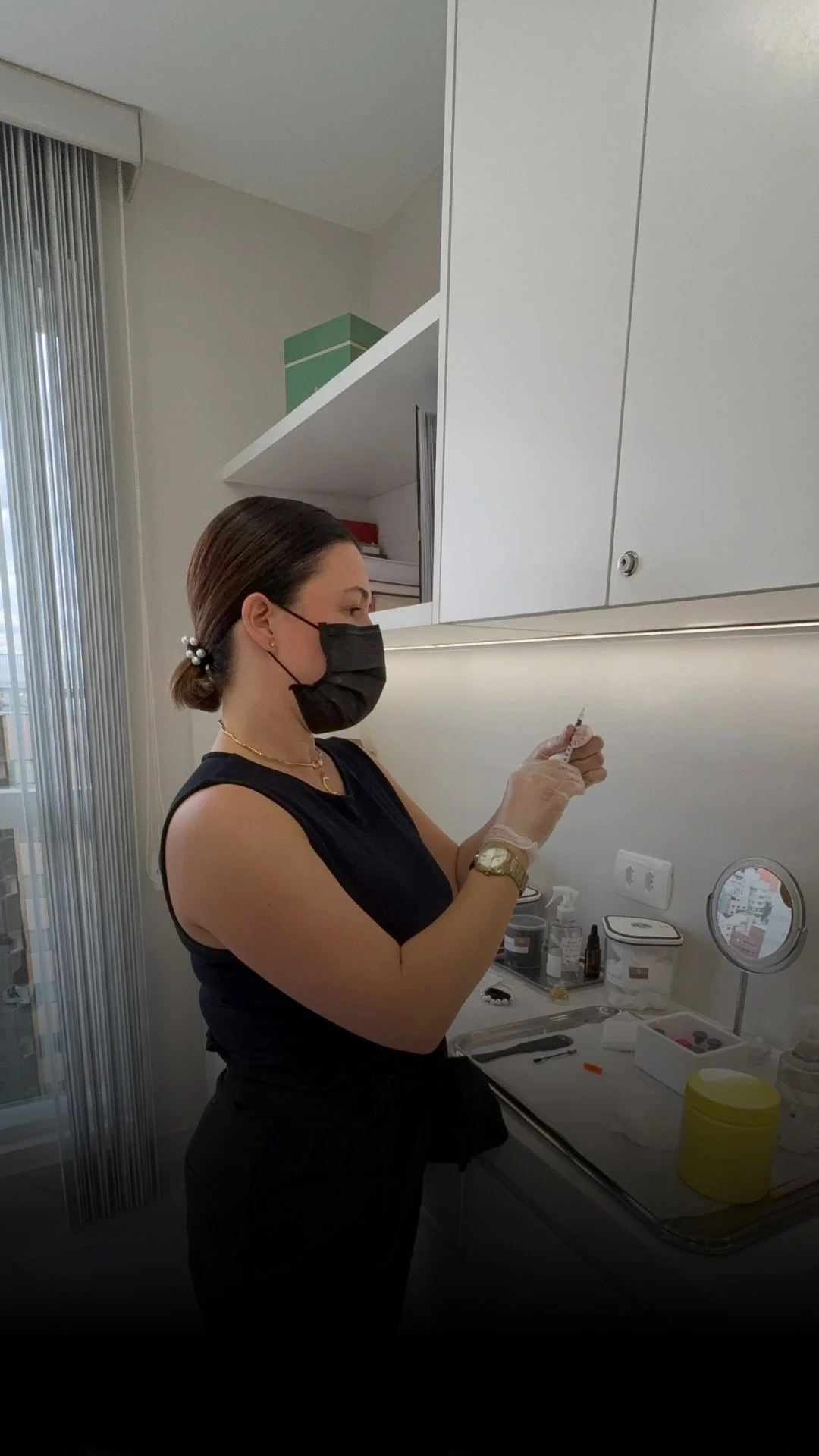 Fisioterapeuta especialista em harmonização facial em Curitiba avalia paciente em consultório