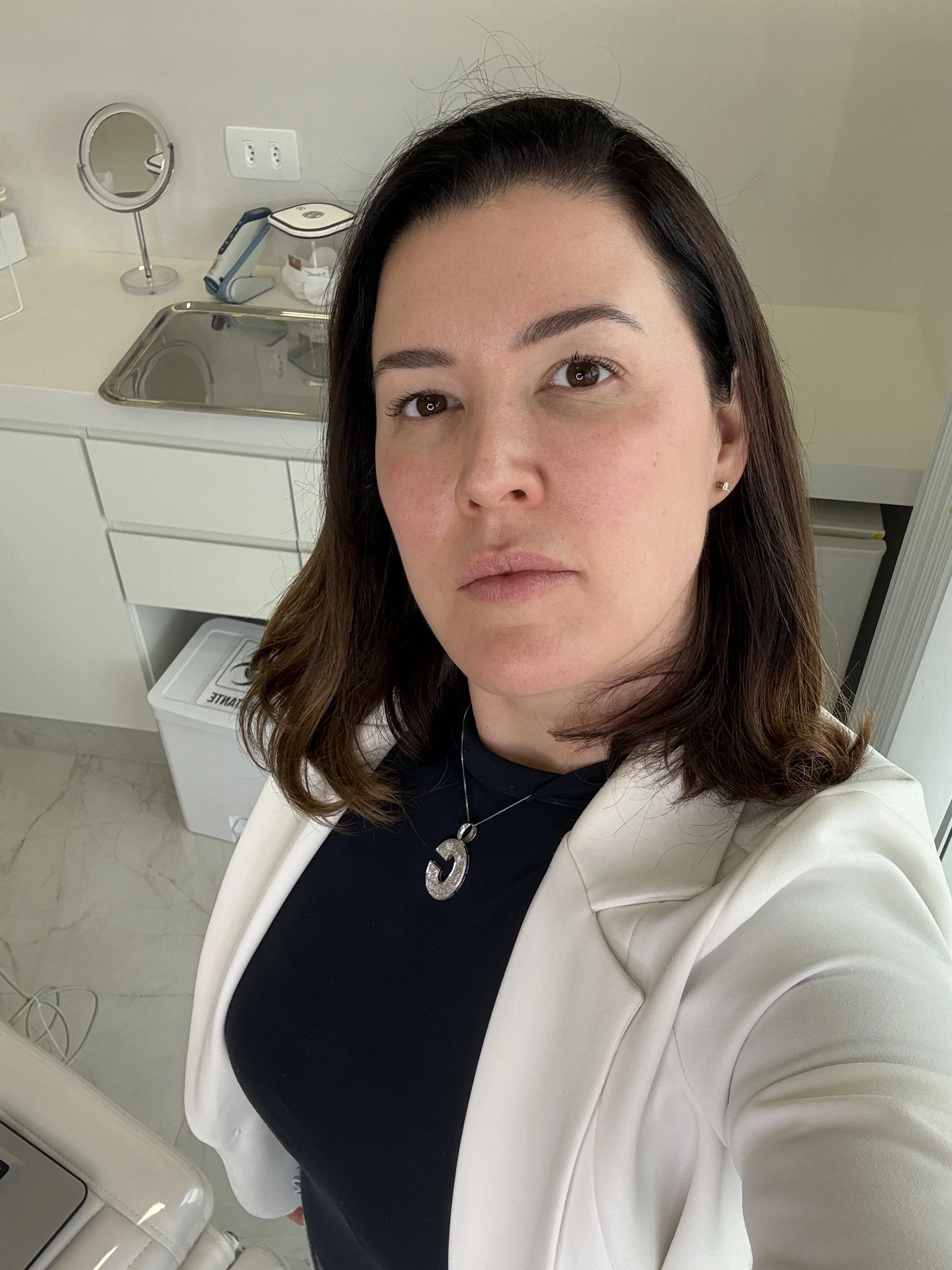 Especialista em Harmonização facial em Curitiba durante avaliação do olhar e olheiras com abordagem natural.