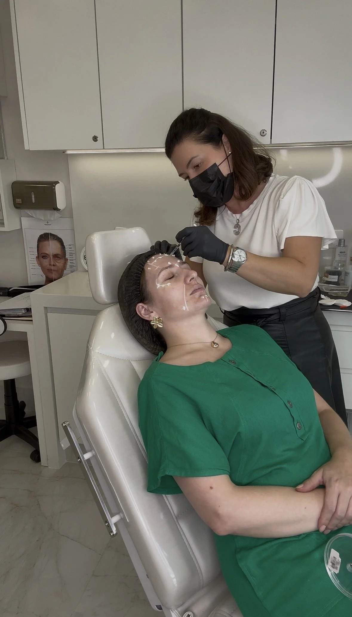 Dra Camile Maes especialista em harmonização facial natural explicando sobre botox em Curitiba