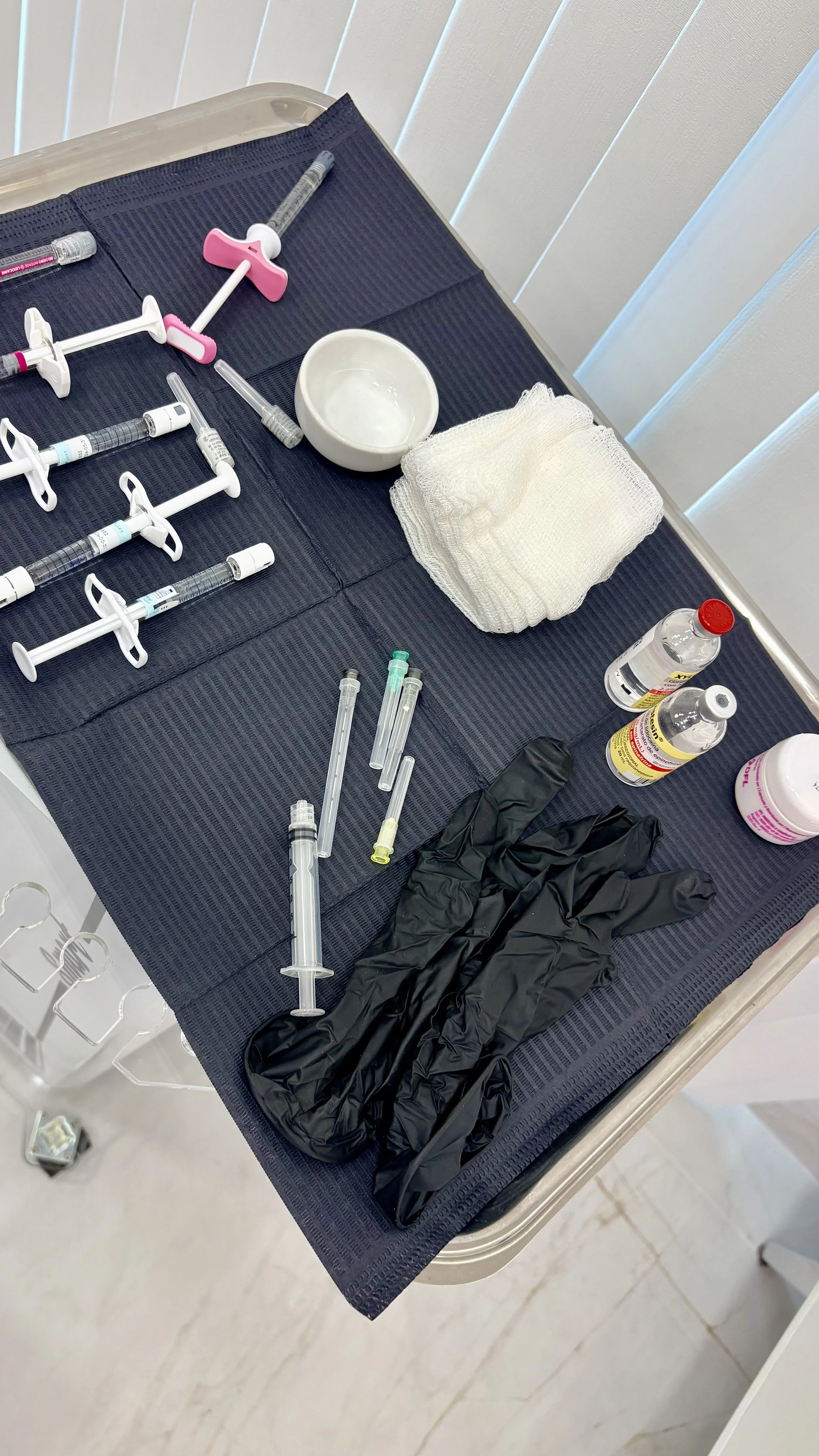 Materiais utilizados em harmonização facial organizados em consultório estético, incluindo ácido hialurônico e instrumentos profissionais, com foco em segurança e qualidade.