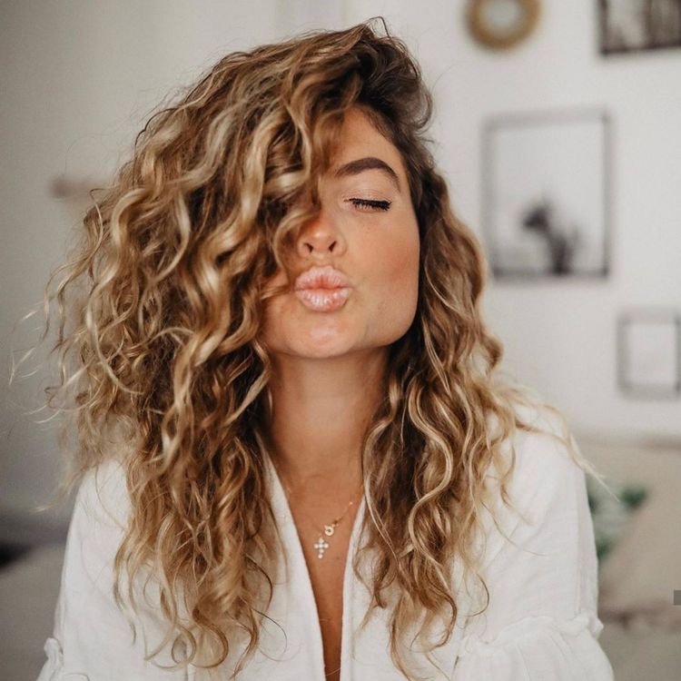 Vou pintar meu cabelo assim  Cabelo, Cabelo cacheado com franja,  Inspiração cabelo