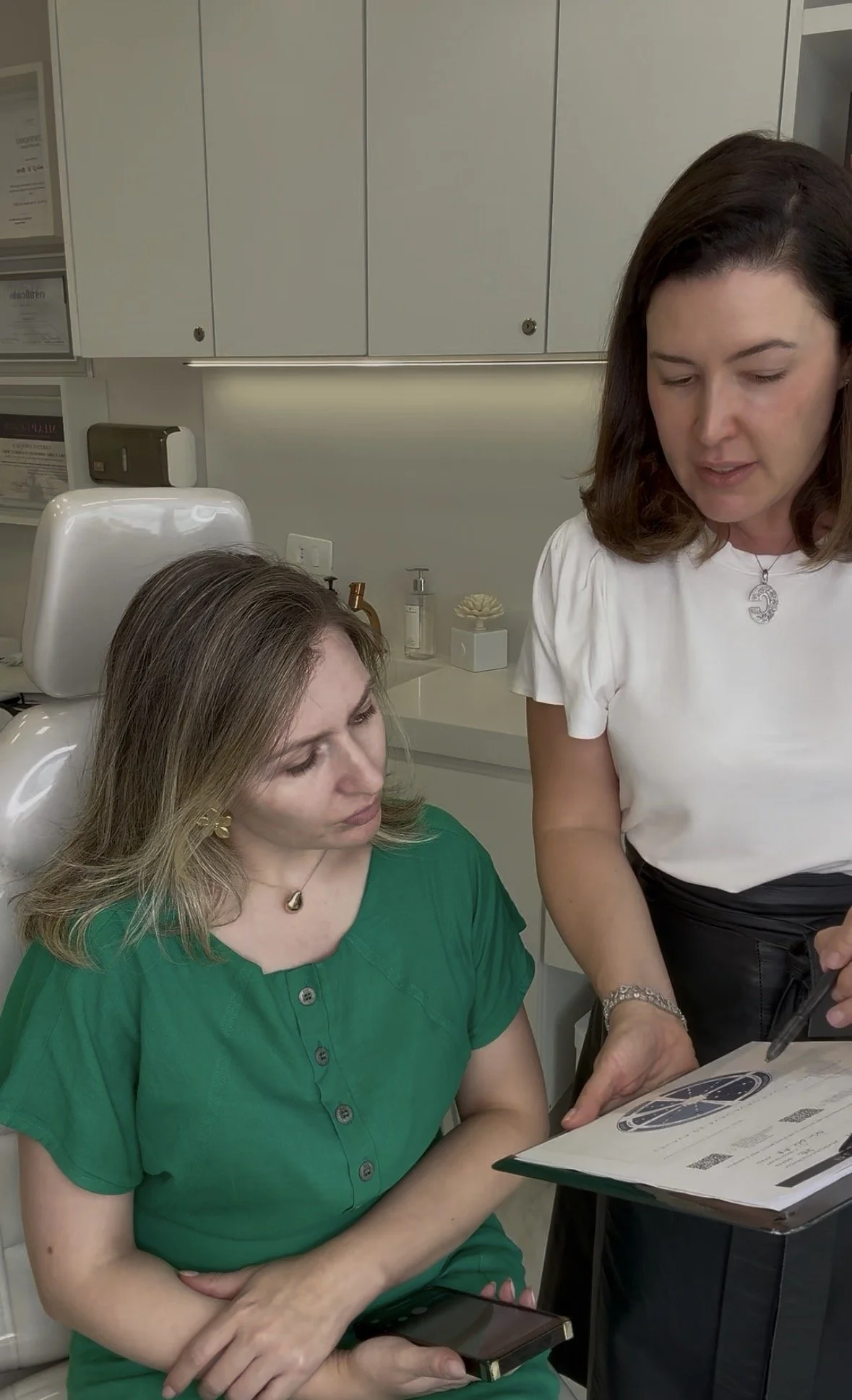 Consulta de harmonização facial em Curitiba com análise personalizada do rosto realizada pela Dra Camile Maes.