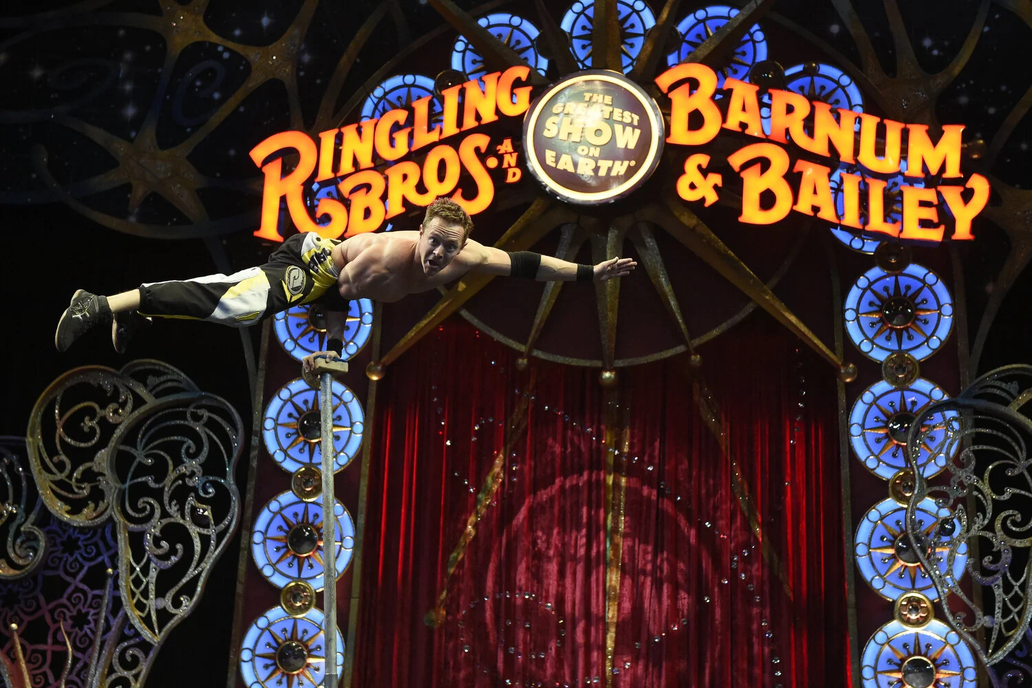 ringling croc on pole.JPG