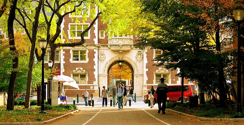 A Guide to the Best Hotels and Restaurants Near University of