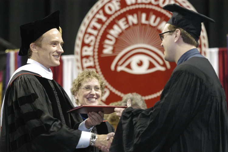 Actor and Madison native Bradley Whitford distributes diplomas to graduates after speaking at a UW-Madison Commencement ceremony.
�UW-Madison University Communications 608/262-0067
Photo by: Michael Forster Rothbart
Date: 5/04 File#: D100 digital camera frame 4799