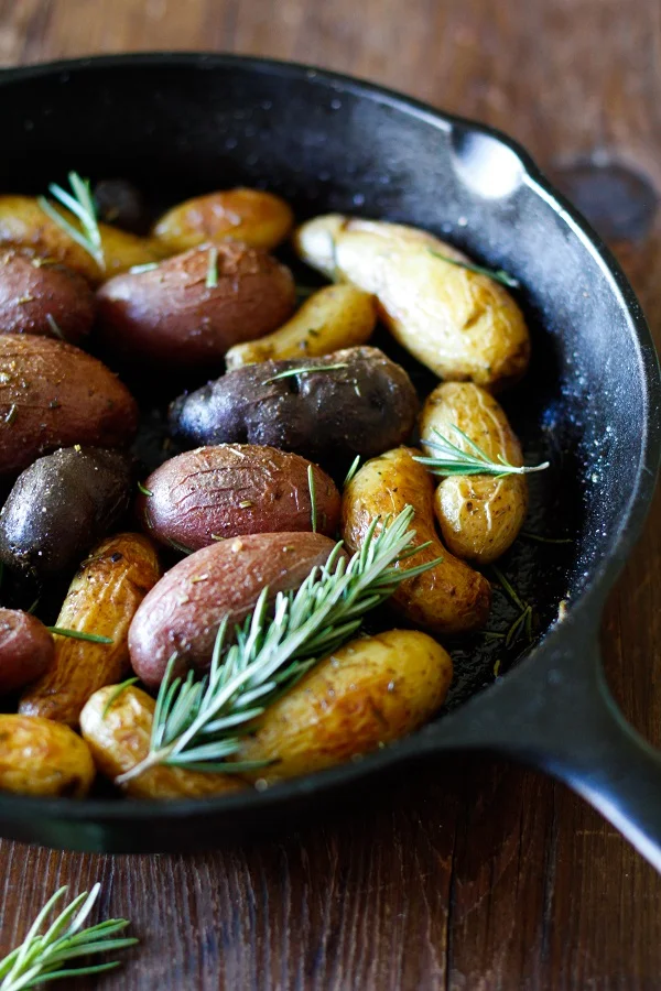 rosemary_roasted_fingerling_potatoes_1.jpg