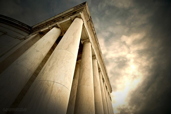 Photo © Alex Trejo. Jefferson Memorial as seen through the 10-20mm F4-5.6. 1/250 F8 ISO 400