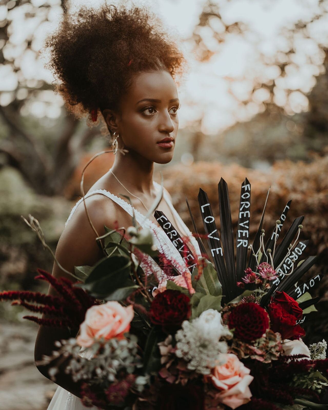 The florals for this shoot were absolutely incredible! Bespoke blows us away, as always.
.
Vendor love:
Makeup: Alexa Rae for @artistrybyalexa
.
Planning and decor: @idreamindecor
Photography: @rivkah_foto
Floral design: @bespokeblossoms
Venue: @abkh