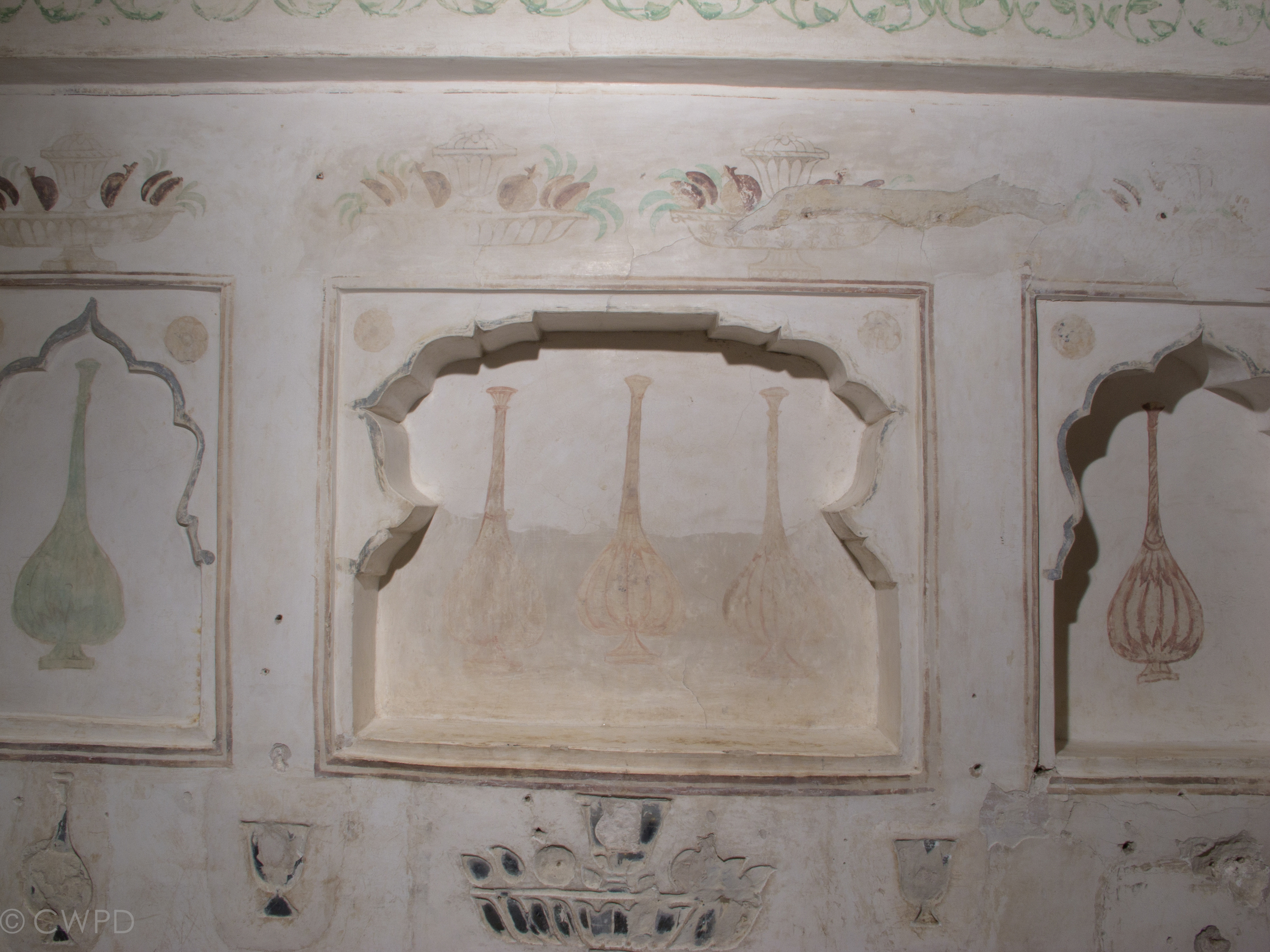  Example of a painted niche partially cleaned.&nbsp;  Image © Courtauld CWPD 