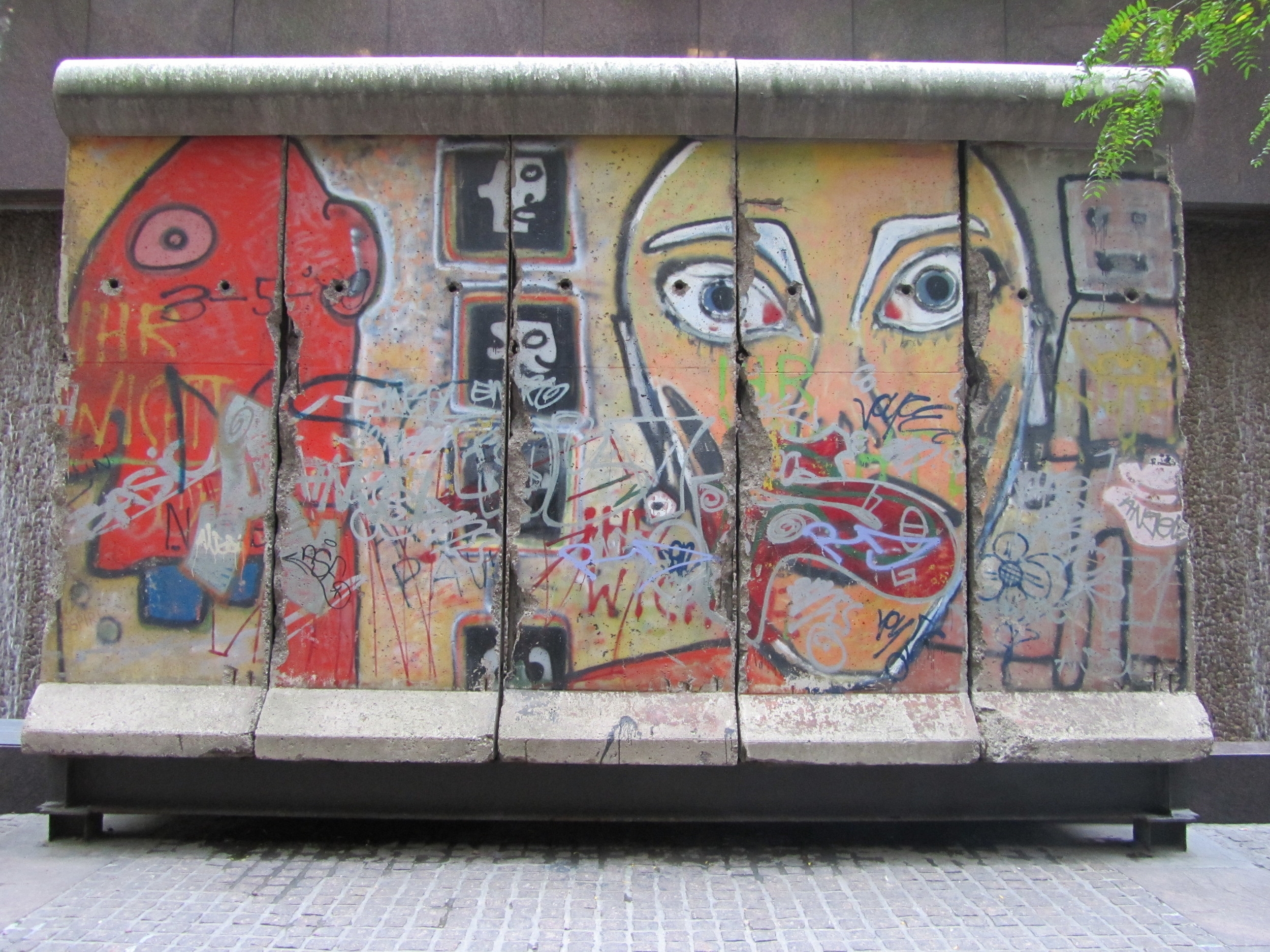  Mural imagery prior to the 2014 graffiti vandalism.  Image © Tishman Speyer, 2010    