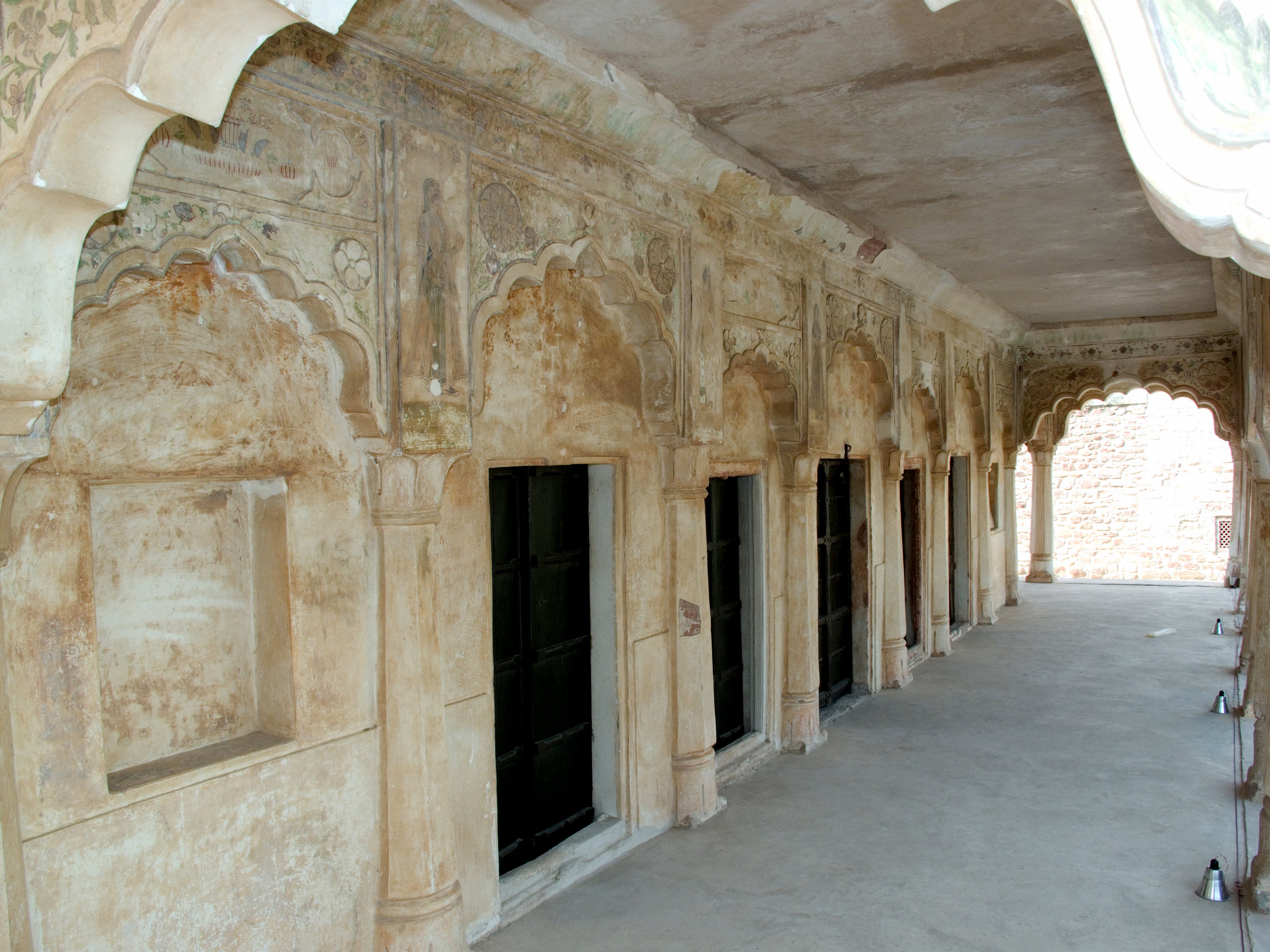  The plastered and painted exterior walls of the Sheesh Mahal.  Image © Courtauld CWPD 
