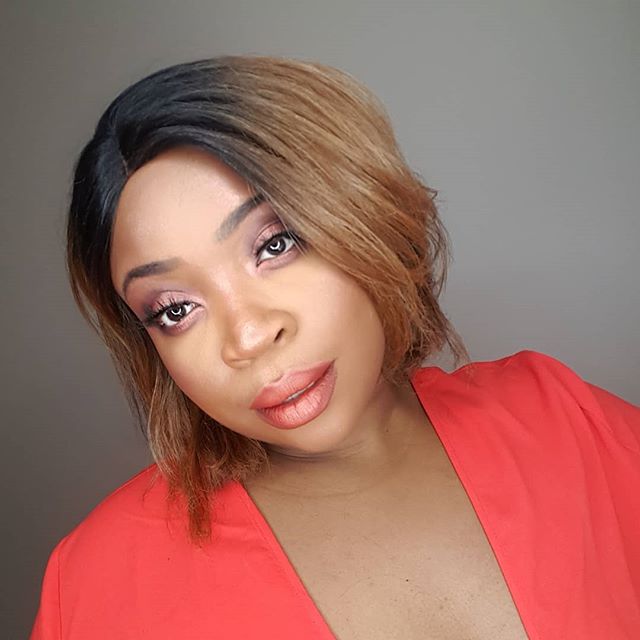 Pushing myself to play more with makeup and work on my technique. Put together this glittery smokey eye and bold orange lip and I'm kinda proud of myself! Also catch that @fentybeauty highlight - it never lets me down 🔥🍊