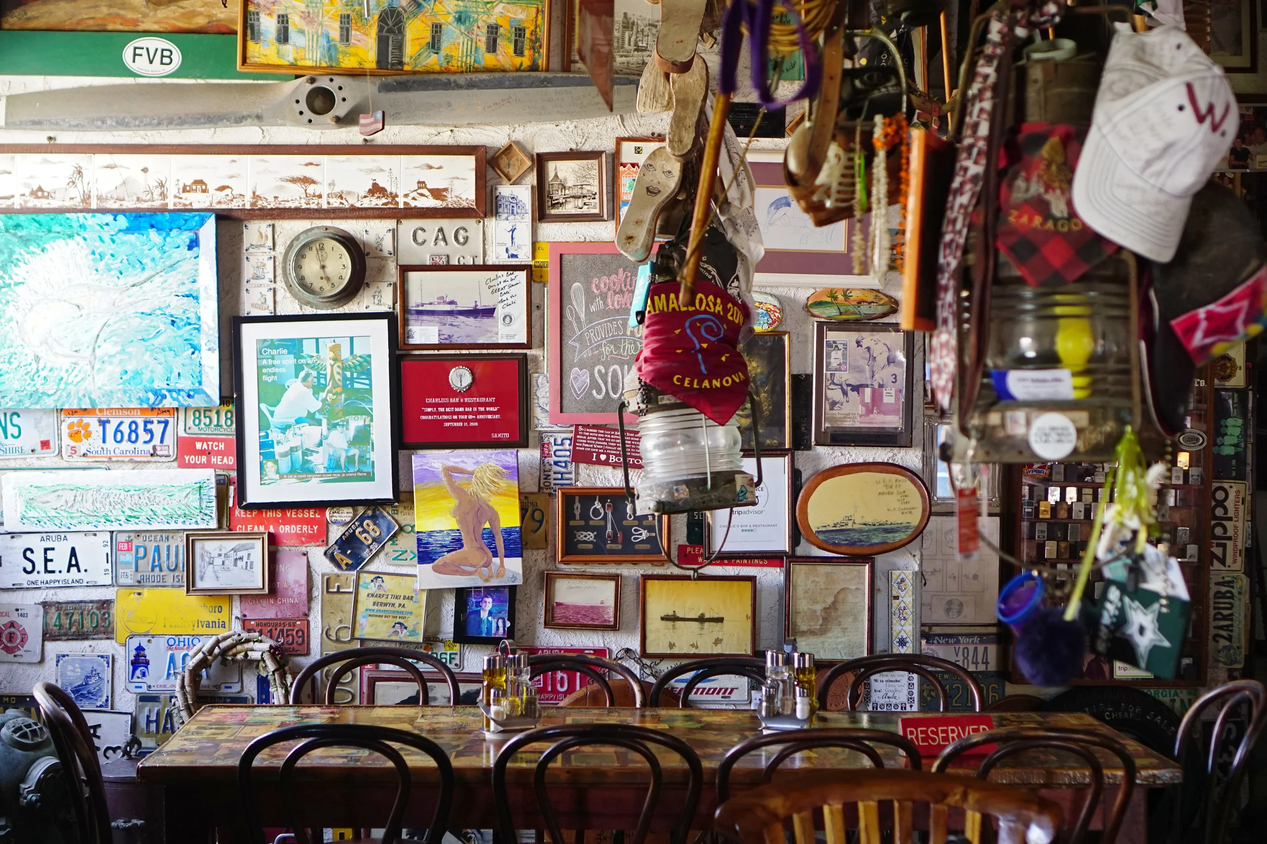 charlies-bar-04.jpg