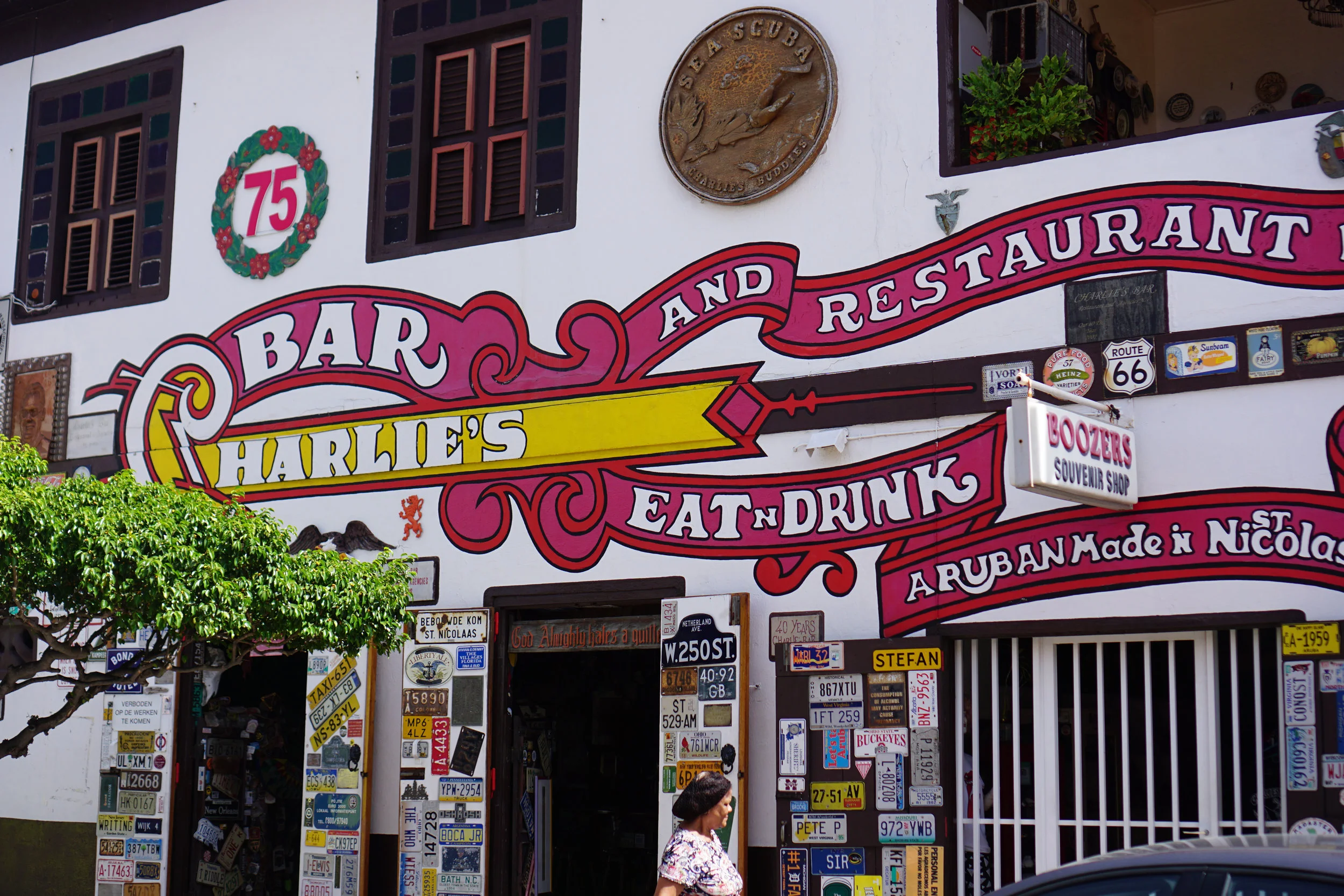 charlies-bar-01.jpg