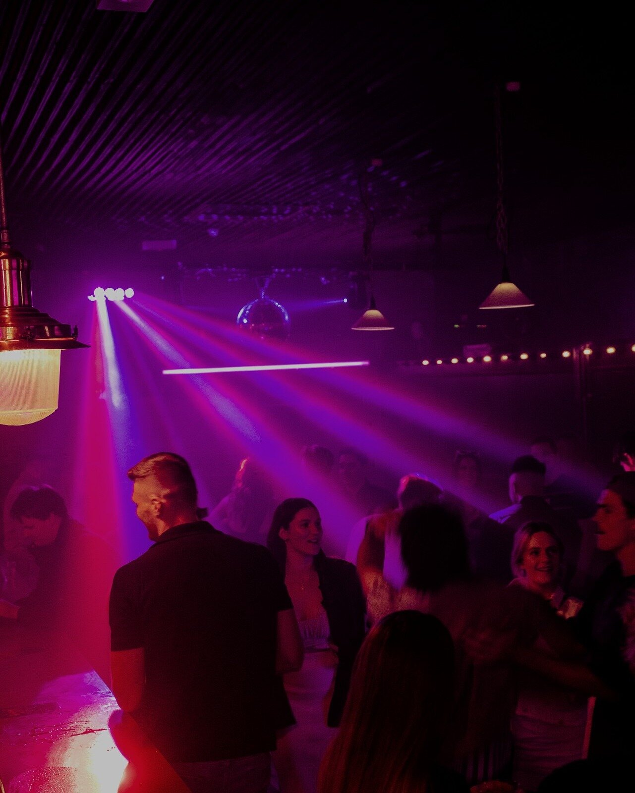 Lights and music are on our mind 💡🎧
Tonight! Distill Saturday is once again kicking off with the exceptional beats brought to you by @djlisad @djgex_ + DJ Teags