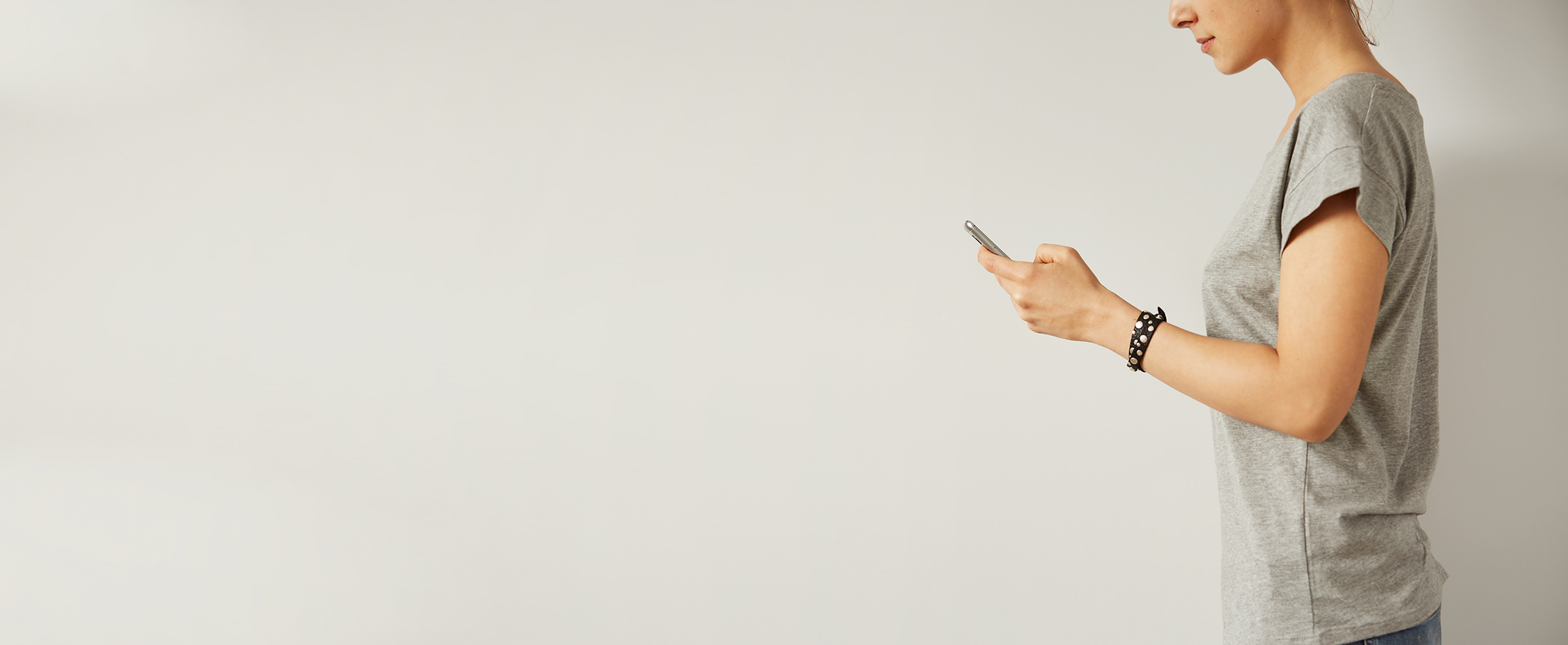 young-woman-on-phone@0,25x.jpg