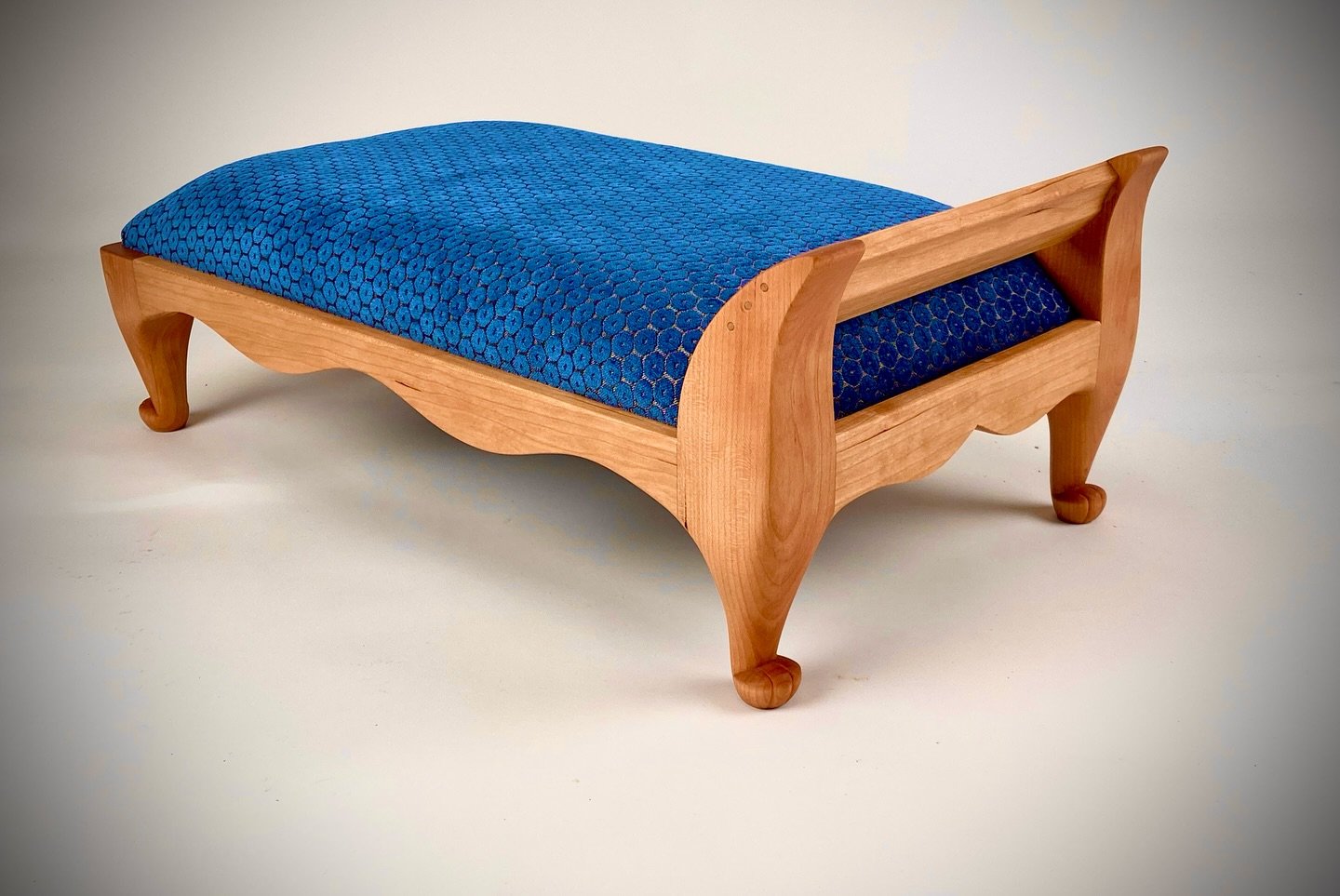 Another recently finished cat-inspired summer project. It&rsquo;s a cat bed and a collaboration with @ami_artworks_ ! Cause she&rsquo;s the coolest. 
.
.
.
.
#cats #catlover #猫好き #ねこ #catbed #猫ベッド #finewoodworking #finefurniture #woodworking #furnitu