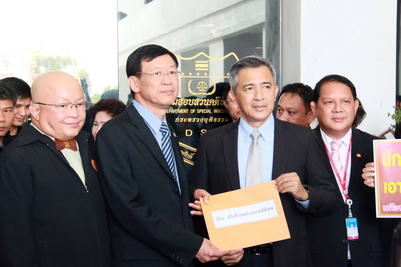 From left: Dr Mano Laohavanich and Mr Paiboon Nititawan, representing KCUC members, handing the open letter to DSI’s Chief Pol Colonel Paisit Wongmuang.