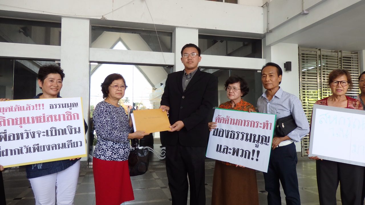 Mrs. Yuparet Woravittayanon, a representative of KCUC members, handing the open letter to DSI’s Chief Special Agent P orntep Sarasiri