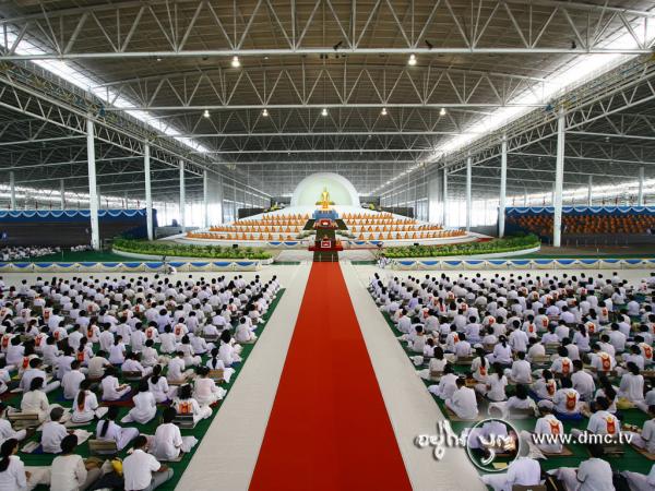 Meditation at the Dhammakaya Meditation Hall on a typical Sunday