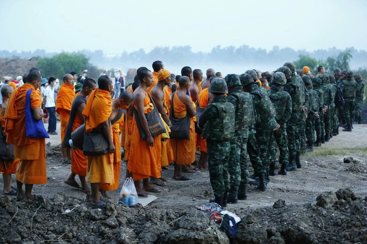 On February 23, 2017, the military advance into Wat Phra Dhammakaya property, on land where the new temple hospital will be built. Buddhist monks and temple devotees rushed to block soldiers from advancing any further. 